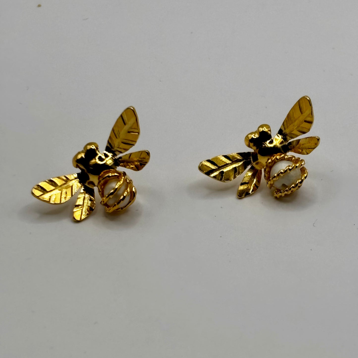 Boucles d'oreilles en forme d'abeille faites à la main